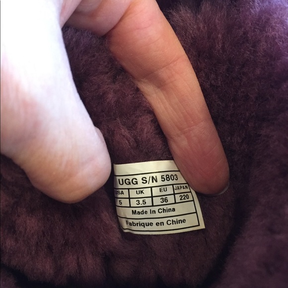 UGG 5803 Bailey Button boots sz 5 excellent cond - Picture 3 of 7